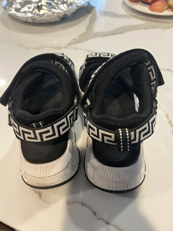 Sandalias VERSACE Mini Me Greca Correa Neopreno Niños, Talla 32 EU/1 Niño EE. UU., $450 Foto 4 de 4