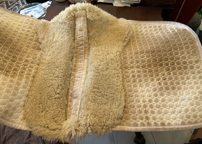 Gebrauchte große Mattes PLATINUM CORRECTION Lammfell Dressur Schabracke mit Unterlegscheibe Set - Bild 1 von 4