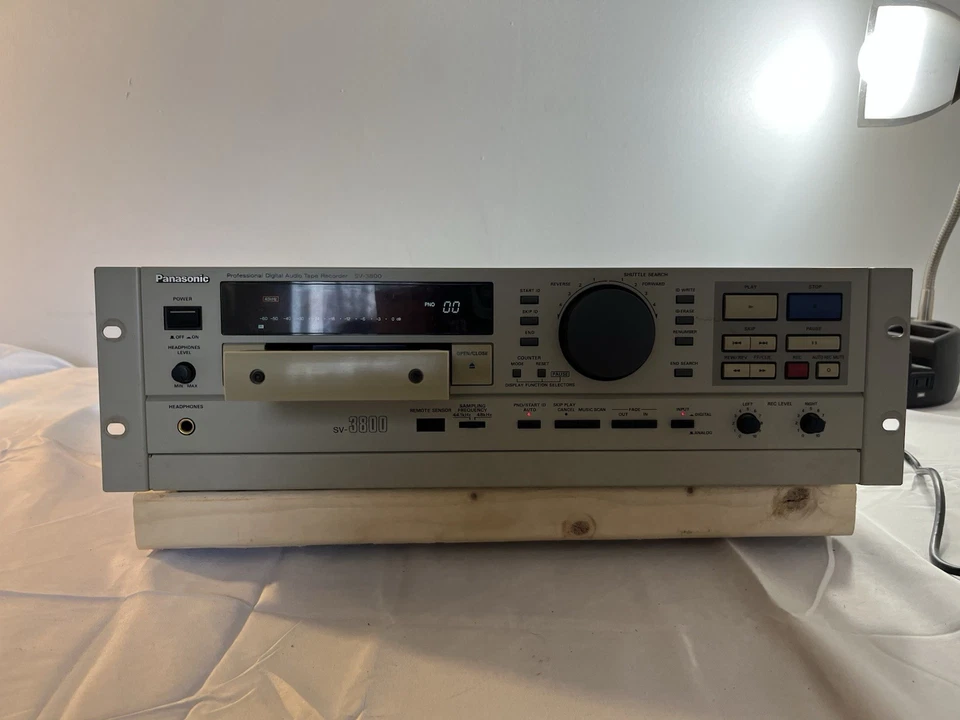 Panasonic SV-3800 Professional DAT Digital Audio Recorder/Player funktioniert - Bild 2 von 4