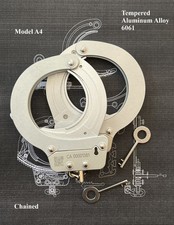 A4: Triple lock, automatic and secure system, fully protected chained handcuffs
