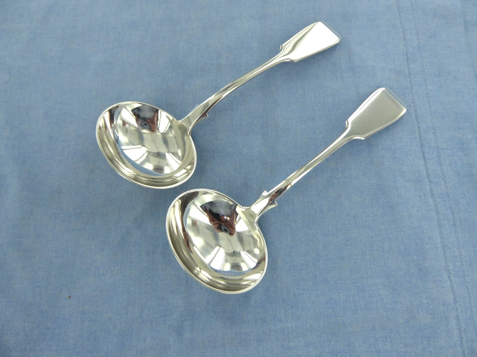 AN ANTIQUE PAIR OF STERLING SILVER FIDDLE BACK SAUCE LADLES. EXETER 1865.
Opens in a new window or t