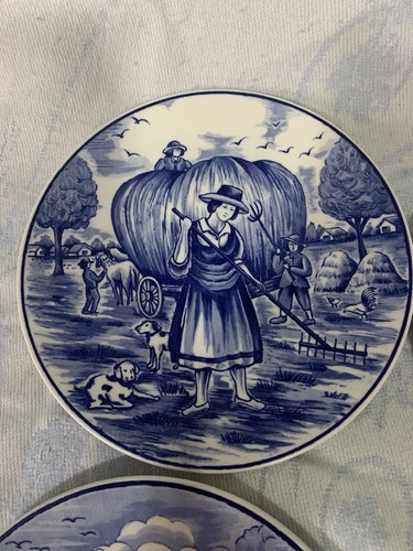 Royal Delfts Four Seasons Collectors Plate Set - Picture 5 of 6