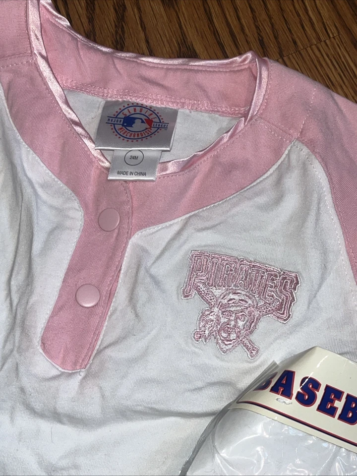 De colección Años 90 Piratas de Pittsburgh Bebé Una Pieza Rosa 24 Meses MLB NUEVO CON ETIQUETAS Con Sombrero Foto 2 de 4
