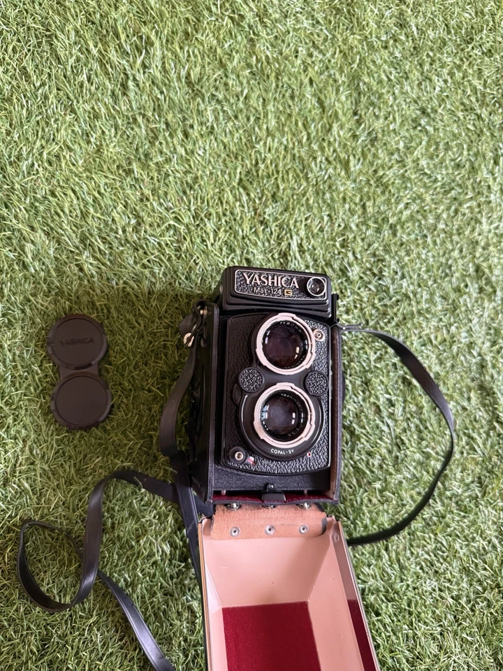 Yashica Mat 124G Pristine Condition With Case - Image 2 of 4