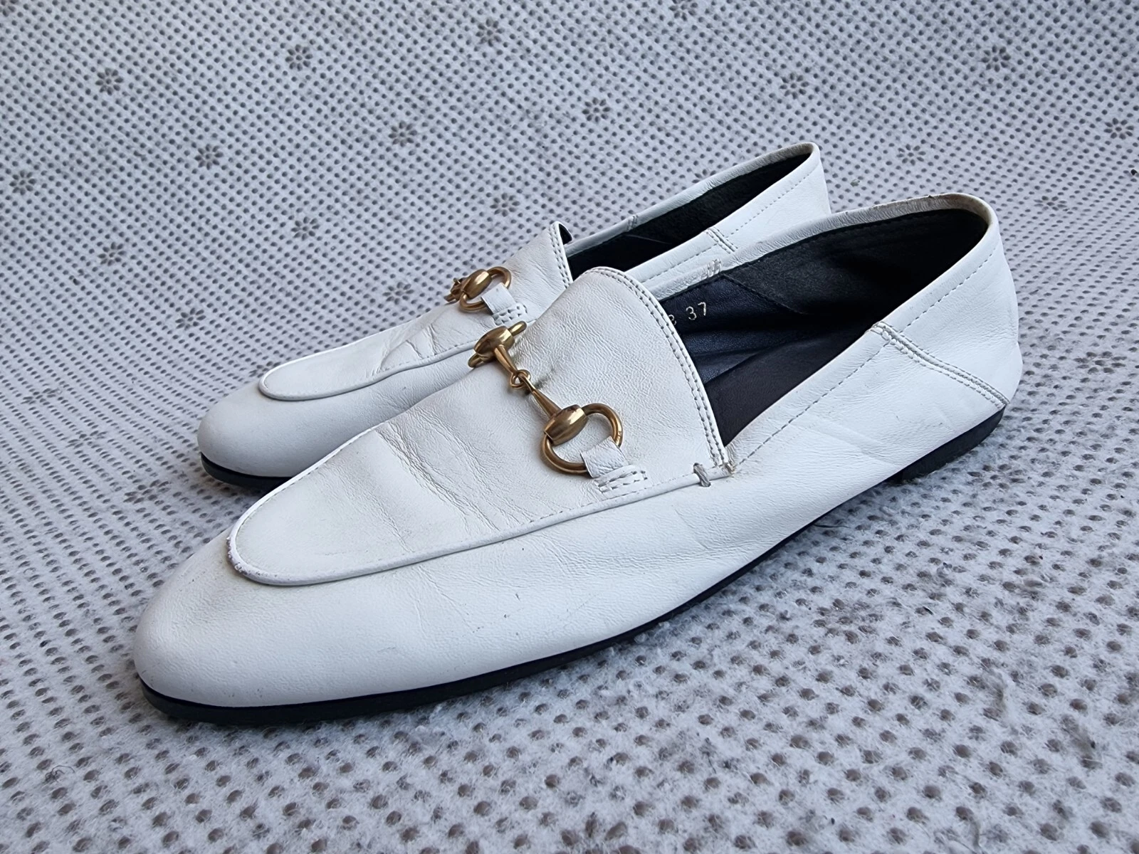 Mocassins en cuir blanc bout rond Gucci taille 37