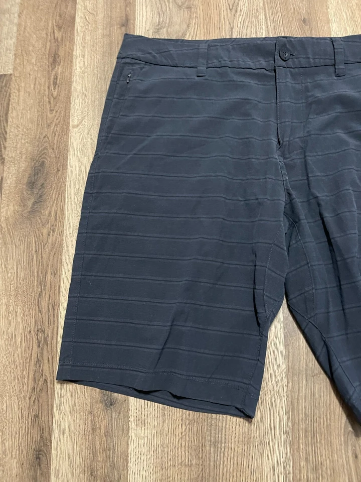 Pantalones Cortos Hang Ten, Para Hombre Talla 36, Gris Negro, Rayas, Frente Plano Foto 4 de 4