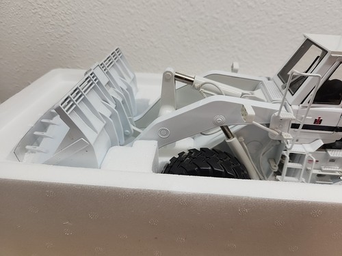 1/25 International Harvester 560 Pay Loader White First Gear - Picture 9 of 11