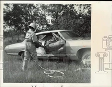 1976 Press Photo Jaws of Life Demonstration for Spring Hill Fire Department, FL