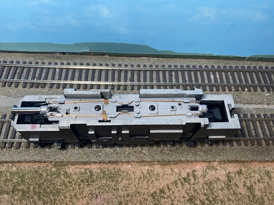 Chasis iluminado motorizado NOS HO Stewart EMD F3/F7/F9 con camiones negros.**LEER** Foto 4 de 4