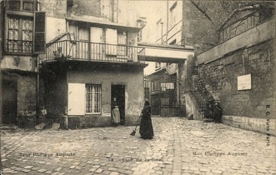 Ak Paris VI., Cour du Jardinet, Frau mit Besen, Tour Philippe Auguste - 4332812