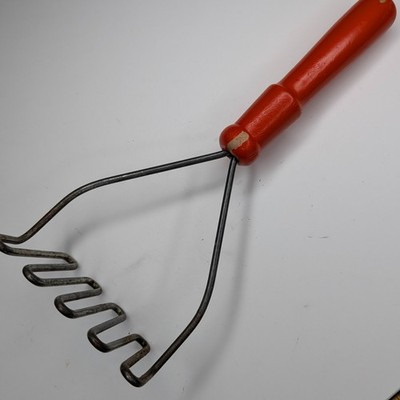 Vtg Red Wooden Handle Potato Masher Zig Zag Metal Wire Kitchen Tool Primitive