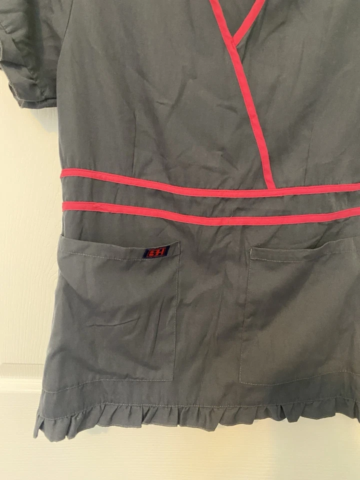 Blusa Médica Beverly Hills Para Mujer Talla XS Volantes Gris y Rosa Foto 2 de 4