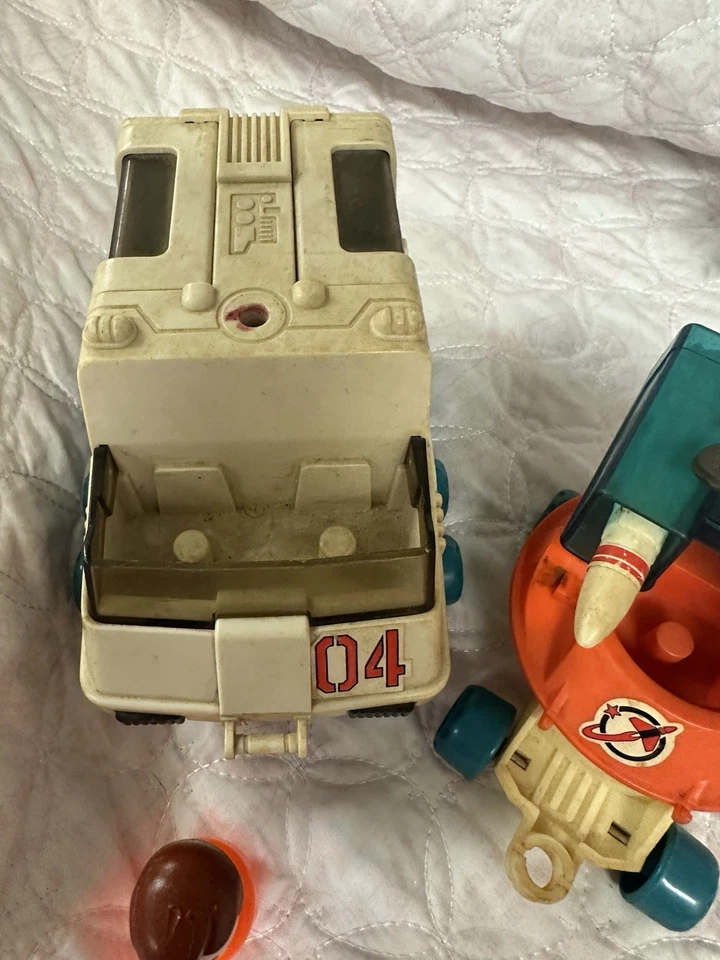 1984 Lil Playmates Space Station Commander & Vehicles 04 Vintage Toy w/Figures - Image 2 of 4