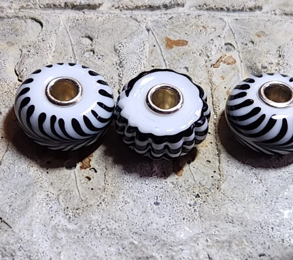 Trollbeads blanco y negro difícil de encontrar Foto 3 de 4