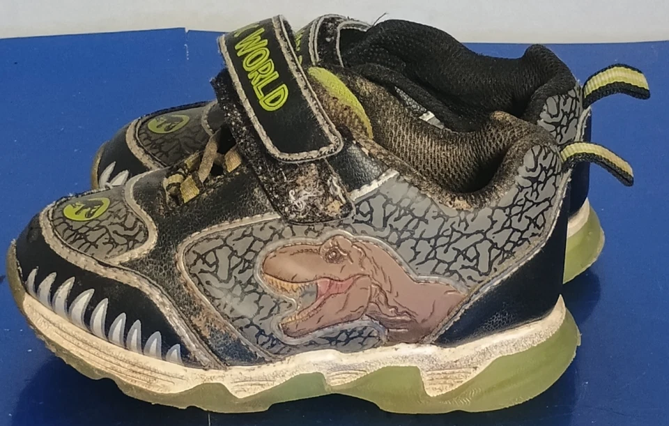 Zapatos para niños pequeños Jurassic World talla 6 T-Rex dinosaurio gancho y bucle negro verde Foto 4 de 4