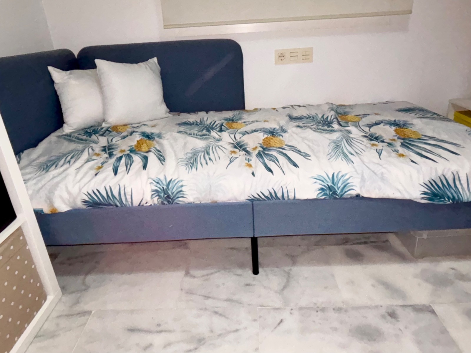 Cama tapizada individual con colchón de Ikea de 90x200, sin uso.