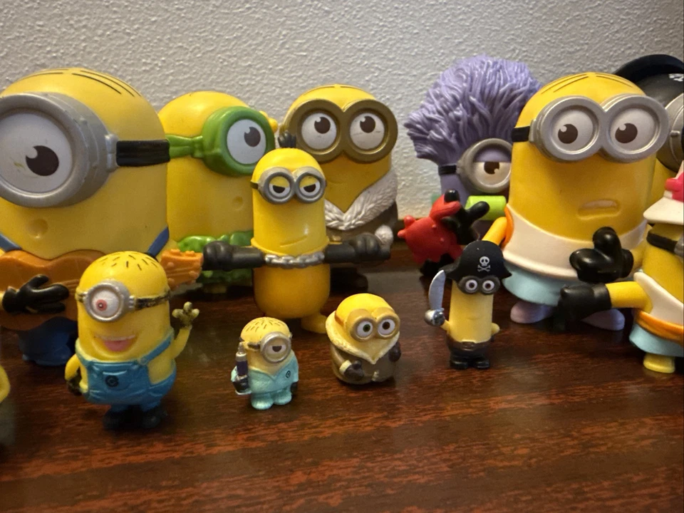 Lote de juguetes Illumination Despicable Me (24), en su mayoría figuras Minion, todas diferentes Foto 3 de 4