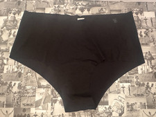 New with tags Victoria's Secret No Show Cheeky Panty Black Medium M