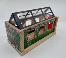 Useful Engine Shed - LC99381 - Thomas  Friends Wooden Railway w/ Original Box