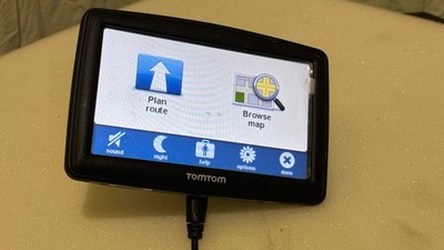 Tomtom Start 4EF00 Satnav with Suction Cup Windshield Mount
