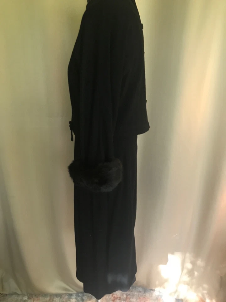 Vestido negro pequeño vintage años 60 2 piezas con chaqueta corta acabado con puños de visón. Foto 3 de 4