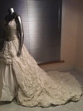 New Long Trailing Wedding Gown Dress Ivory Size 6 Dress 37/30 Easy To Carry .