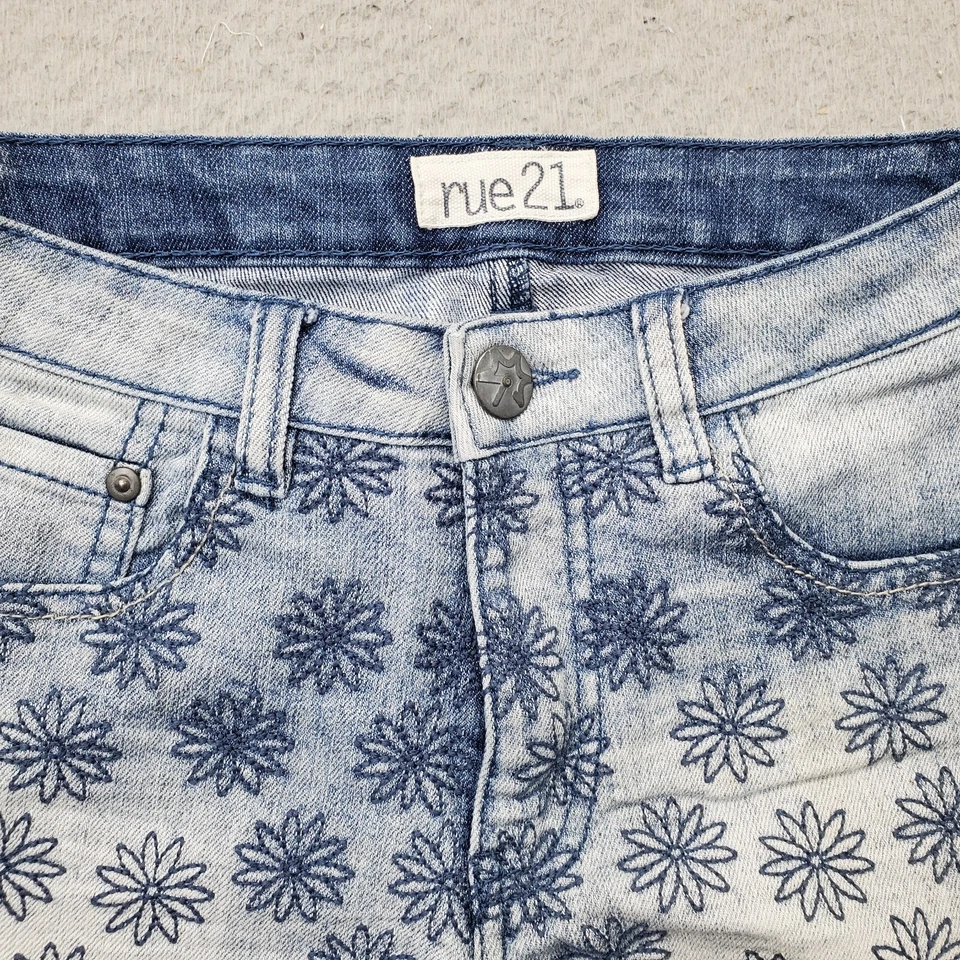 Pantalones Cortos de Jean rue21 Para Mujer 1/2 Multi Bordado Girasol Lavado Claro Dobladillo Deshilachado Foto 3 de 4