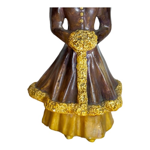 Vintage handbemalte Kreidefigur Frau in Aubergine mit Haube & Handmuff - Bild 5 von 11