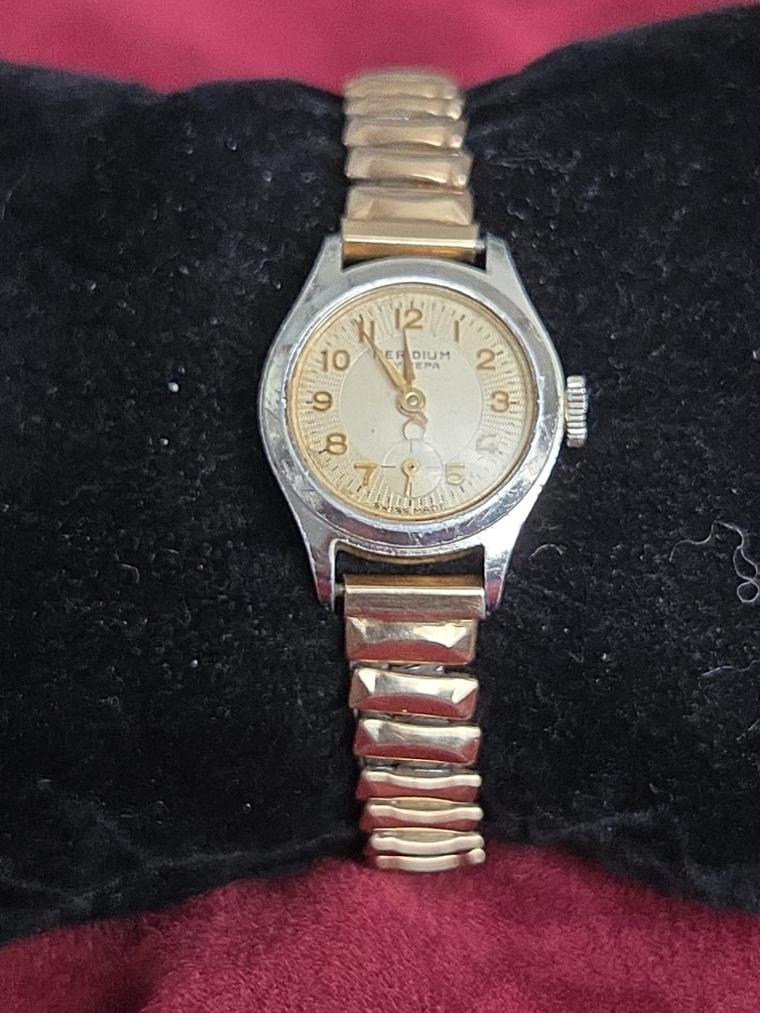 Hand.Gold Watch. Second Mechanical Meridium Vintage Band.Runs Mepa Filled Ladies - VintageWatches.PK Hand.Gold Watch. Second Mechanical Meridium Vintage Band.Runs Mepa Filled Ladies - vintagewatches.pk