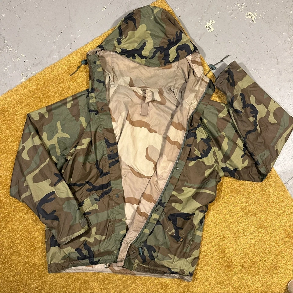 Chaqueta con Capucha Ligera Reversible Desert Woodland Camuflada Alpha Industries Grande Foto 2 de 4