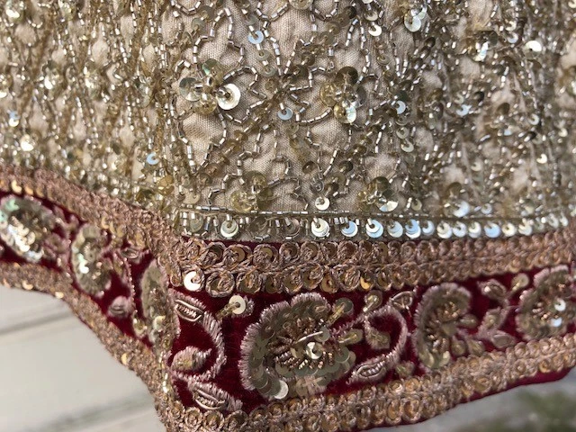 Blusa/seda roja profunda Lehenga novia india hecha a medida con blusa de Asopalav Foto 4 de 4