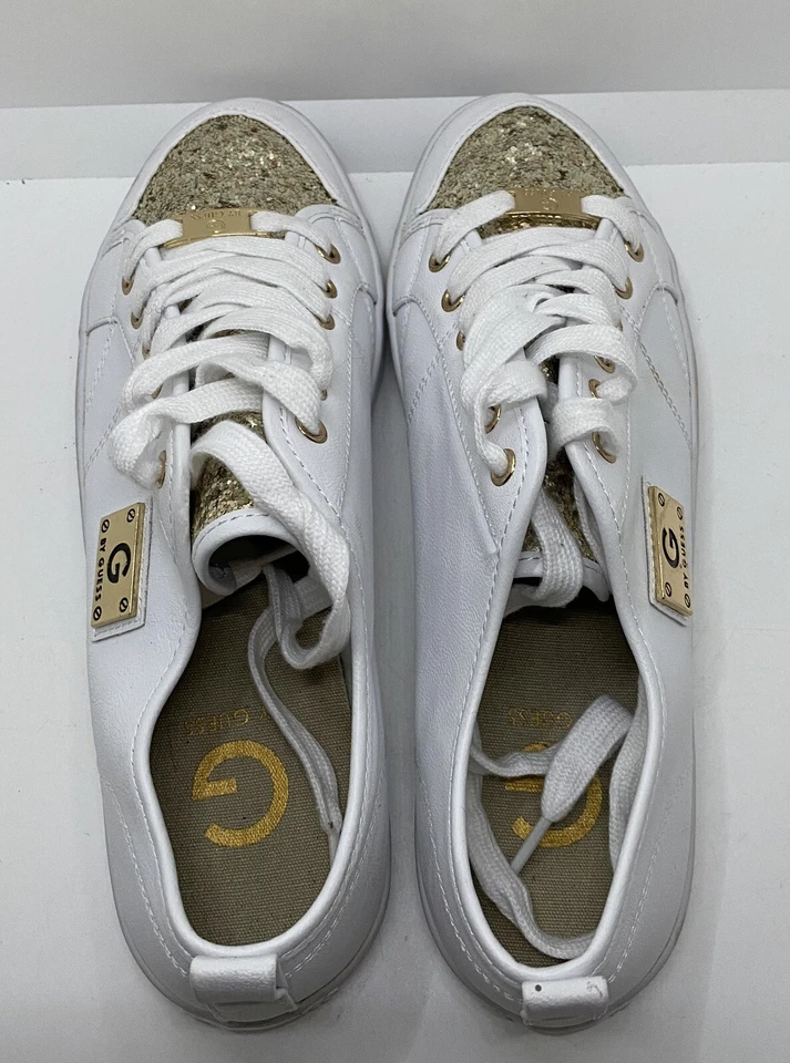 Zapatillas para mujer G by Guess Mallory7 - blancas con brillo dorado talla 8,5 M Foto 3 de 4