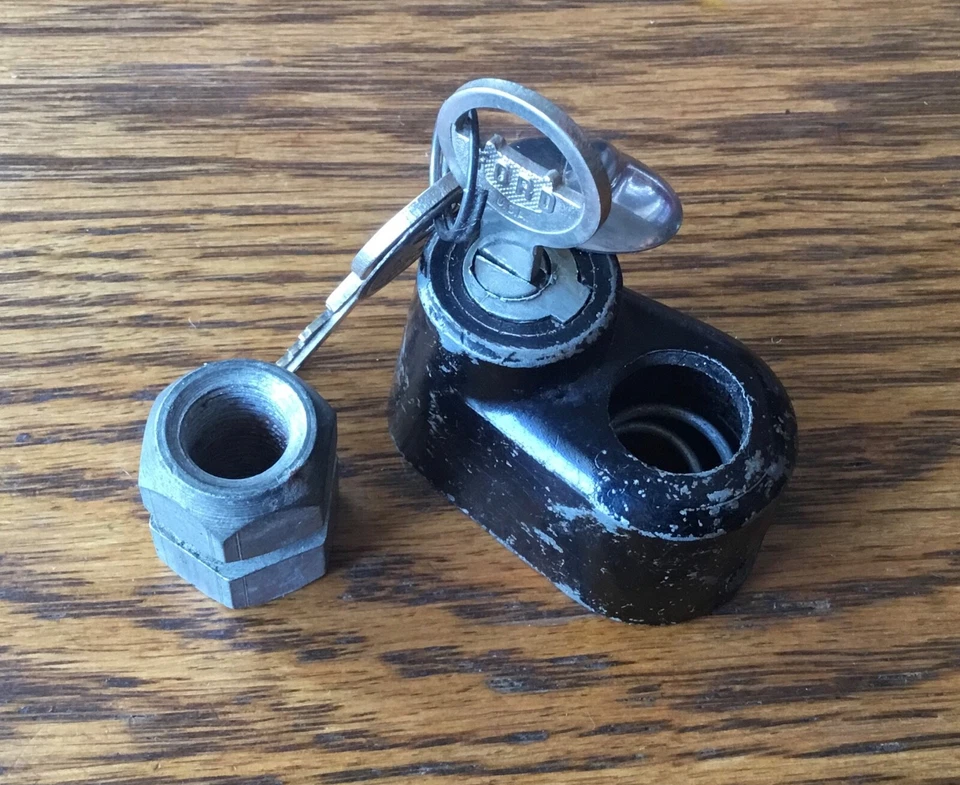 CERRADURA DE NEUMÁTICO DE REPUESTO FORD 1930S 1940S 1950S con LLAVE CON LOGOTIPO de colección accesorio NOS- Foto 2 de 4