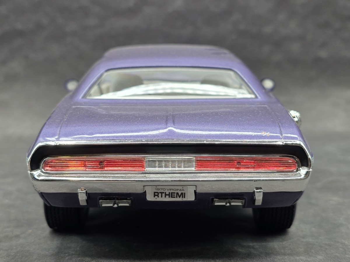 Ertl American Muscle 1970 Dodge Challenger R/T 1:18 Scale Diecast