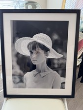 Audrey Hepburn en 1963 filmando la película “París cuando chisporrotea” ediciones sónicas