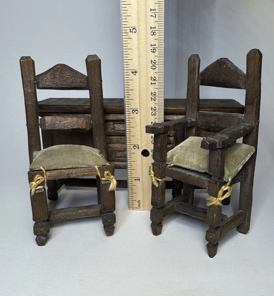 卓越老式微型娃娃屋雕刻木桌椅餐具柜乡村小屋 — 第 3/4 张图片