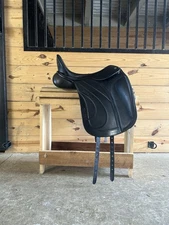 Crosby Dressage Saddle - Adjustable Gullet