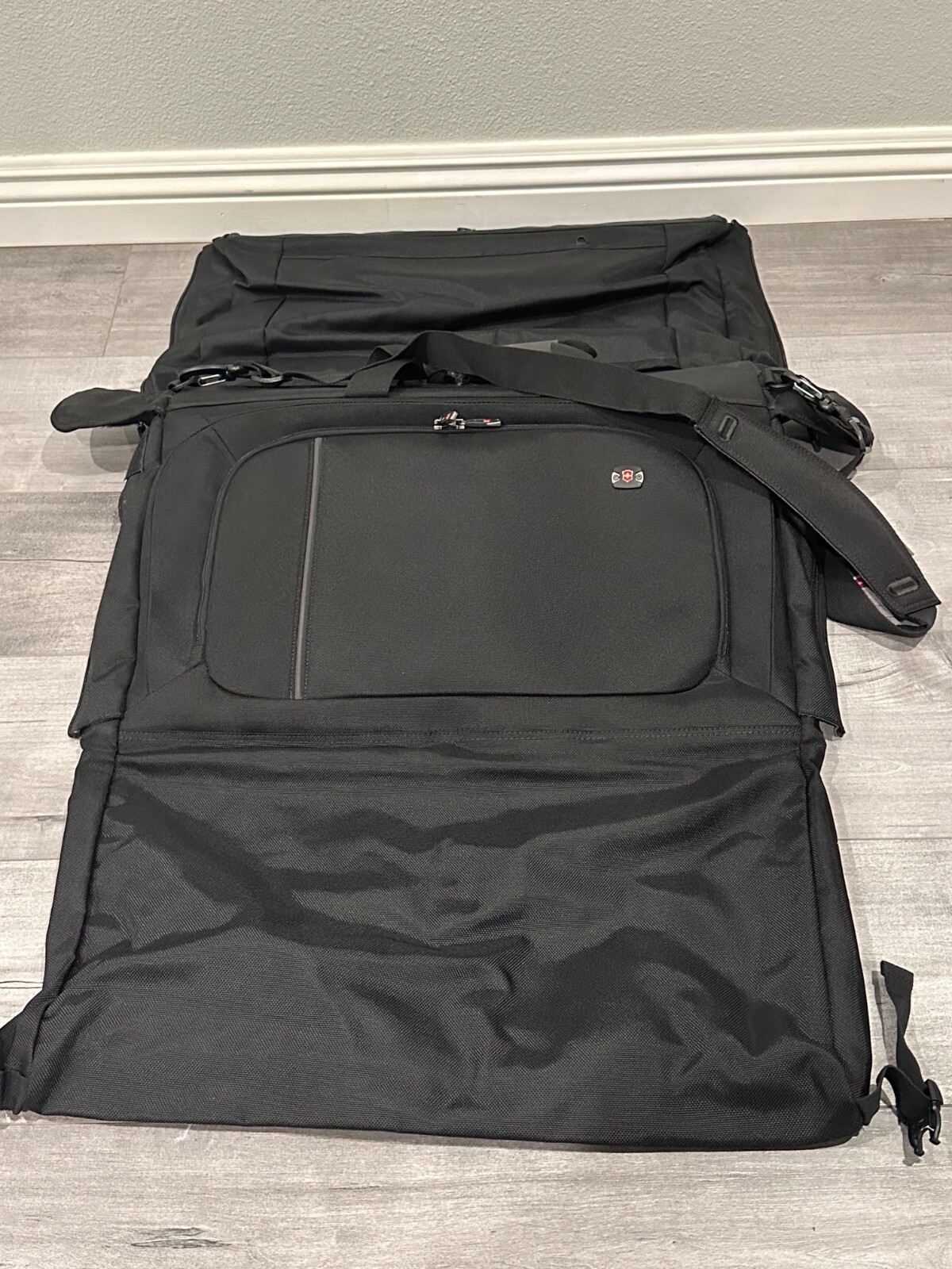 Victorinox WT Porter 22" Tri-Fold Garment Bag 31301601 BLACK 22x13.5x4 Shoulder