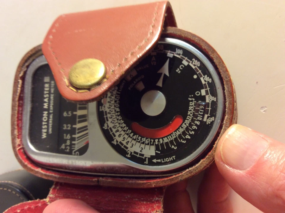 Medidor de luz vintage WESTON MASTER III (3). Dos estuches de cuero. Foto 2 de 4