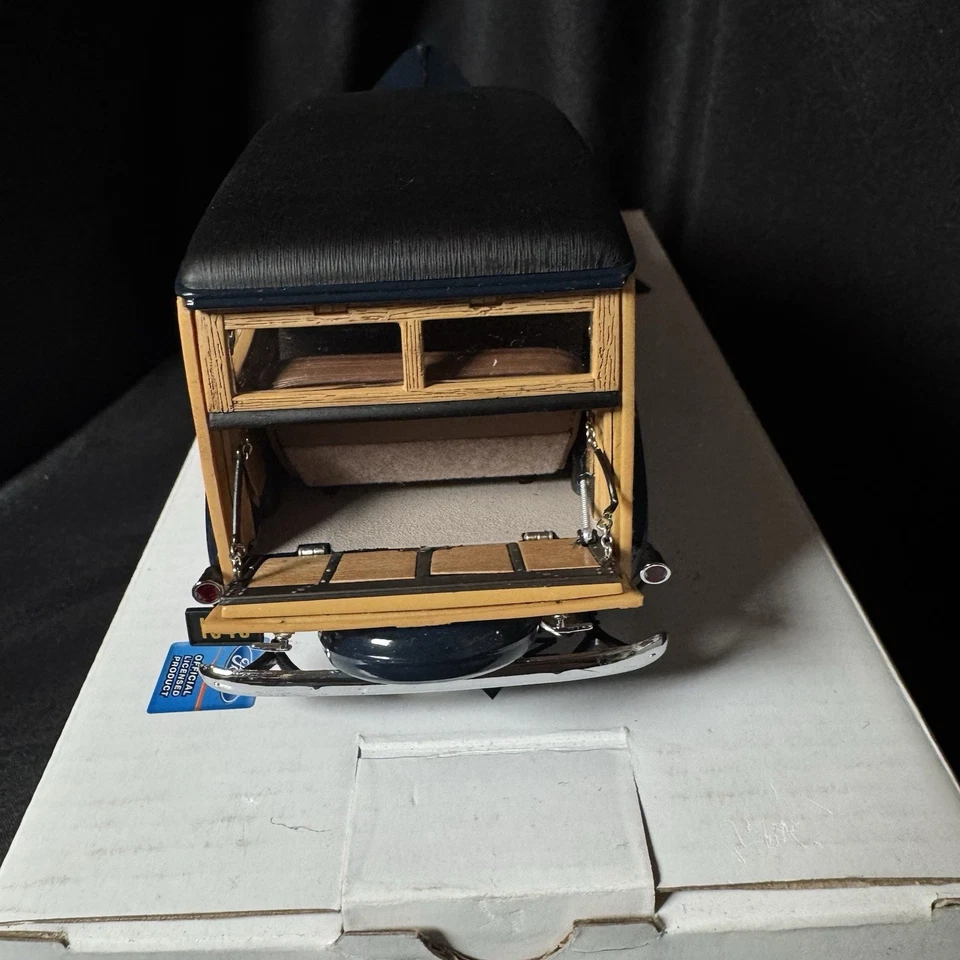 Danbury Mint, 1940 Ford Deluxe Woody Station Wagon, 1:24, L. E. - MINT - Image 4 of 4