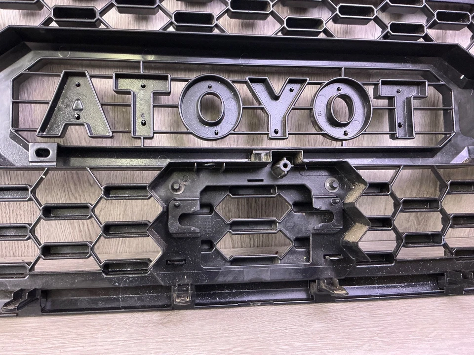 # 2016 2017 Toyota Tacoma parrilla inserto OEM PT228-35170 Foto 4 de 4