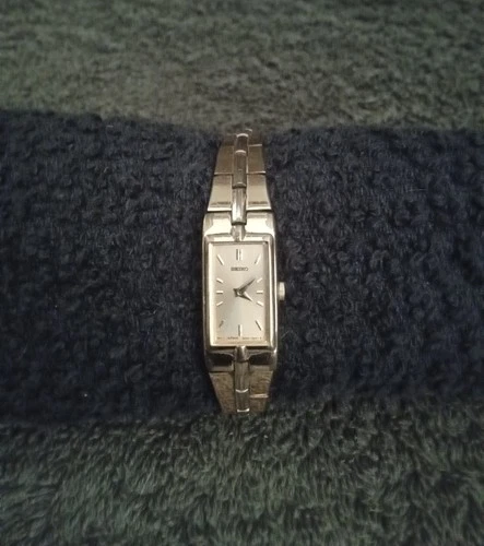 VINTAGE SEIKO WOMENS GOLD TONE RECTANGLE WATCH 2E20-7479