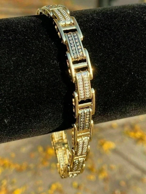 Brazalete de eslabones cubanos de 8 pulgadas con diamantes simulados de corte redondo de 6 quilates enchapado en oro amarillo de 14 k Foto 3 de 4