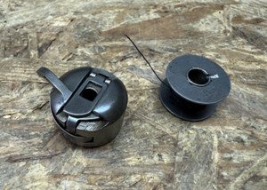 Spulenkapsel mit 1 Spule für Nähmaschine PRIVILEG Voll Zick Zack - altes Modell!