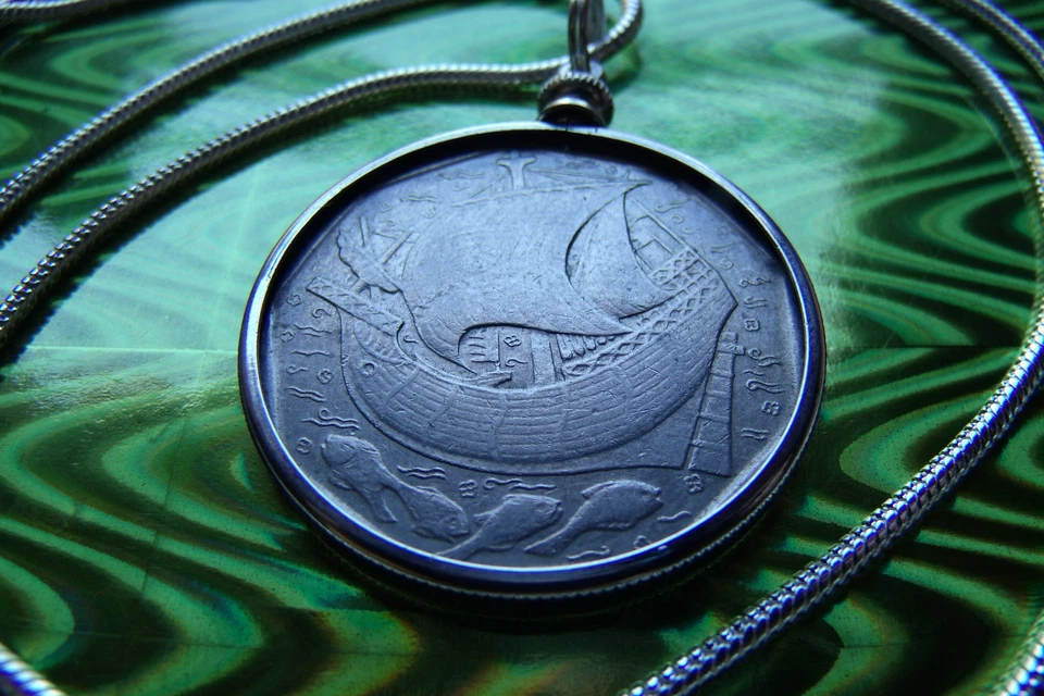 Colgante moneda barco galeón portugués en cadena serpiente llena de oro blanco de 24" Foto 3 de 3