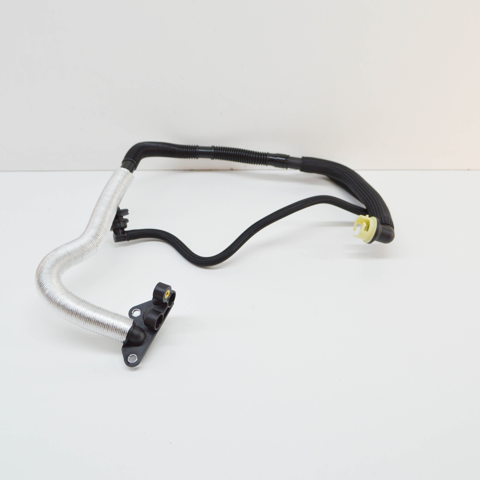 OEM MERCEDES-BENZ GLA X156 ENGINE BREATHING BLEED LINE A1330102100 