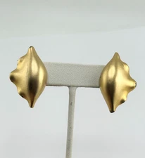 Vintage gold tone shell clip on earrings