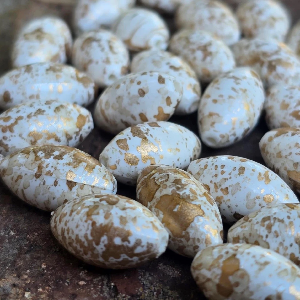 30 cuentas de plástico vintage alemanas de 16 mm ovaladas con acabado moteado blanco y dorado de los años 80 Foto 4 de 4