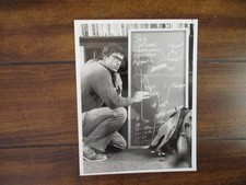 Foto de prensa brillante en blanco y negro de Robert Urich ("Gavilan") 1982 7" x 9"