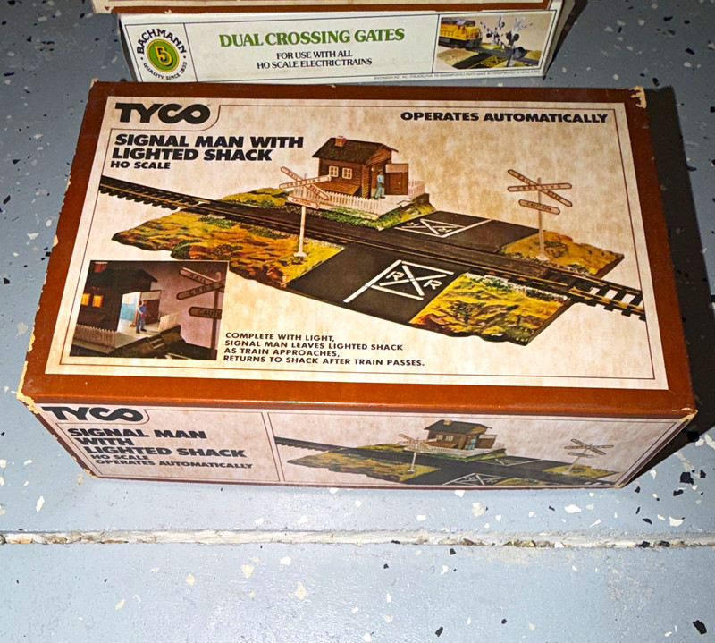 TYCO Signal Man w/ Lighted Shack HO 1:87 Automatic Light Function Sign/Signal
